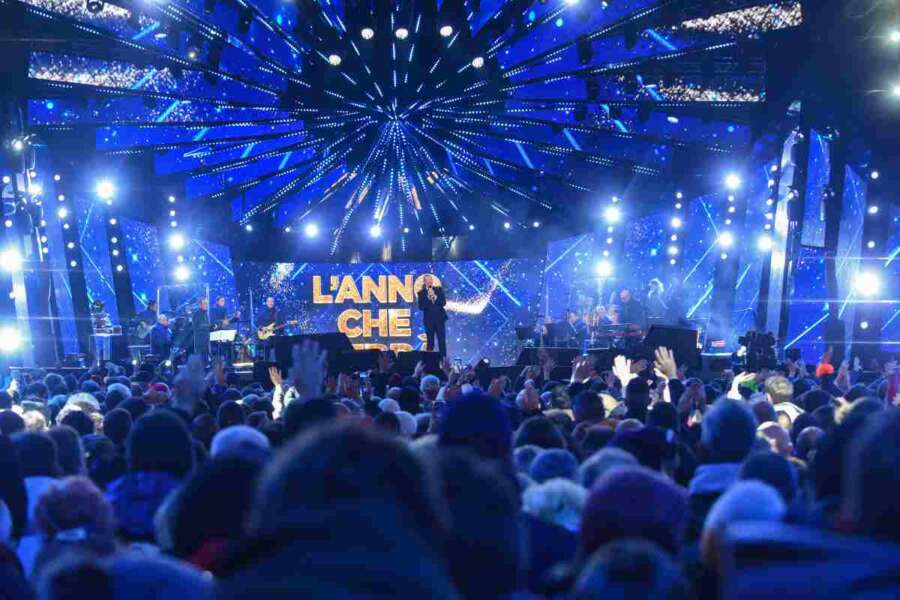 ‘L’anno che verrà’ piccola Sanremo a Crotone, Annalisa gela Amadeus “Cosa vuoi?” ma è mezzanotte