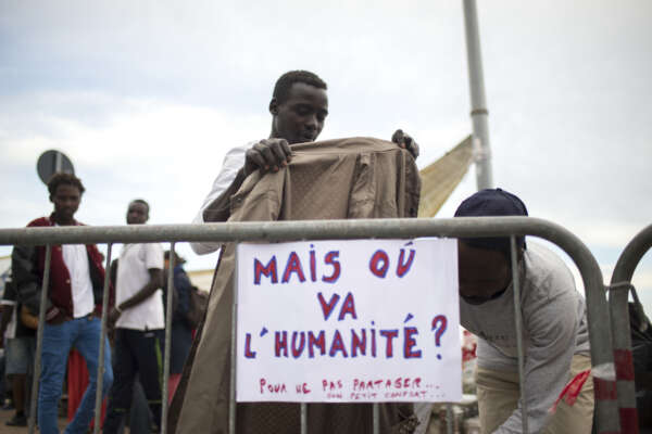 Foto Marco Alpozzi – LaPresse
16 06 2015 Ventimiglia – Ponte San Ludovico (Italia)
Cronaca
Migranti bloccati alla frontiera tra Italia e Francia a Ventimiglia
Nella foto: Migranti nel tratto si strada che li divide dal confine Francese – Si provano abiti donati dalla popolazione 

Marco Alpozzi / lapresse
June 16, 2015 Ventimiglia – Ponte San Ludovico (Italy)
News
Migrants blocked at the border between Italy and France in Ventimiglia
In the pic: Migrants on the road separates them from the French border