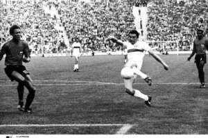 © LAPRESSE
15-06-1974 MONACO
SPORT CALCIO
MONDIALI DI CALCIO IN GERMANIA 1974
NELLA FOTO: AZIONE DEL CALCIATORE ITALIANO GIGI RIVA (AL CENTRO) DURANTE LA PARTITA ITALIA-HAITI VINTA DALL’ITALIA.
BUSTA 3036