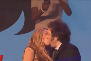 Chi è Fatima Florez, i baci appassionati sul palco con il presidente Javier Milei fanno discutere (in Italia)