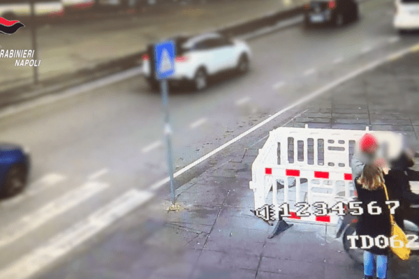 Donna scippata in strada a Napoli e trascinata per metri: rapinatore tradito da impronta digitale