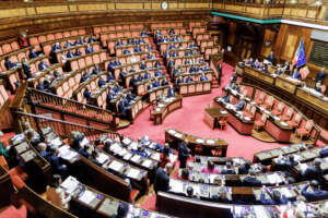 Ddl autonomia, arriva l’approvazione del Senato. Il PD protesta e intona l’inno di Mameli