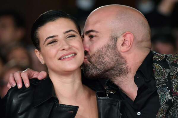 Chi è Ilaria Macchia, il primo libro, la sceneggiatura di Veronesi e la gravidanza con Giuliano Sangiorgi: “Ha detto padre e figlio nella stessa frase?!” Chi è Ilaria Macchia, il primo libro, la sceneggiatura di Veronesi e la gravidanza con Giuliano Sangiorgi: “Ha detto padre e figlio nella stessa frase?!”