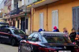 Bimba precipita dal secondo piano a Caivano, “non è grave”: era sola in casa, accertamenti su genitori