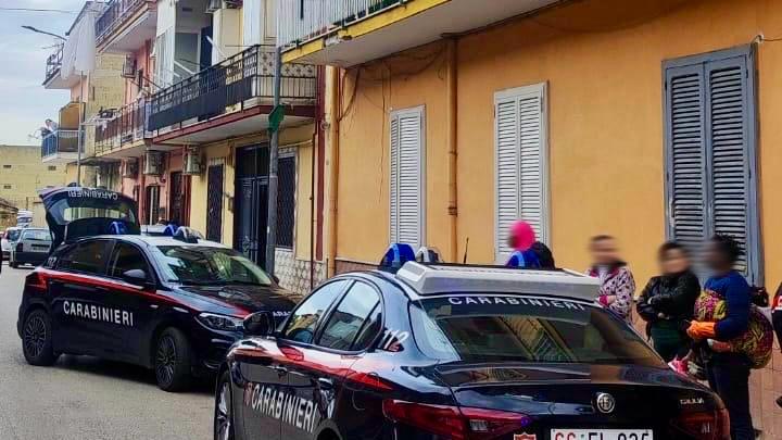 Bimba precipita dal secondo piano a Caivano, “non è grave”: era sola in casa, accertamenti su genitori