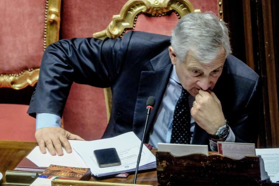 L’Italia perde tutto ma Tajani fa spallucce (e battutine): il ministro degli Esteri nega l’evidenza