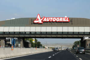 Donna accoltellata in autogrill, salta l’alibi dell’ex marito: targa dell’auto modificata e piano architettato nei minimi dettagli