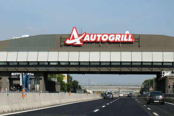 Donna accoltellata in autogrill, salta l’alibi dell’ex marito: targa dell’auto modificata e piano architettato nei minimi dettagli