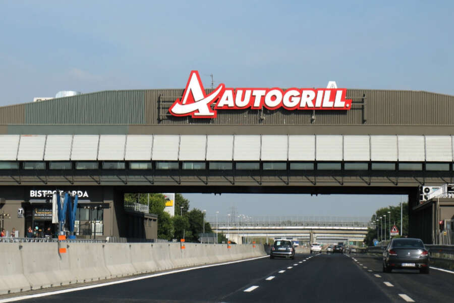 Donna accoltellata in autogrill, salta l’alibi dell’ex marito: targa dell’auto modificata e piano architettato nei minimi dettagli