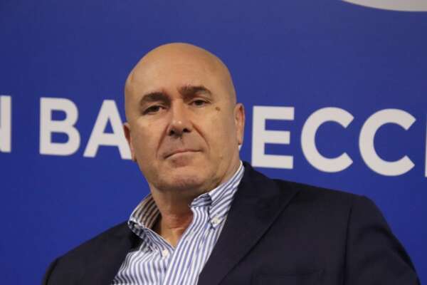 “Bandecchi dimettiti”: non sono volgare, parlo come il popolo e nessuna donna mi ha mai accusato