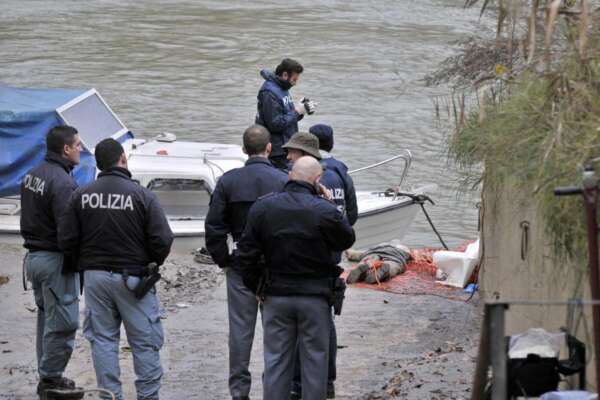 Fiumicino, trovato il cadavere di una donna nel canale del porto