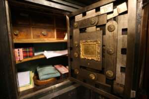 Famiglia di turisti dimentica 10.000 dollari nella cassaforte dell’hotel. L’incredibile scoperta degli addetti alle pulizie