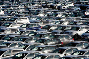 Incentivi auto, la mossa Urso da 950 milioni di euro e il giusto equilibrio tra interessi