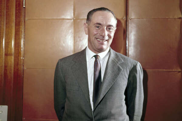 ©lapresse
archivio storico
varie
anni ’50
Enrico Mattei
nella foto: l’industriale Enrico Mattei nel suo studio
BUSTA 10337