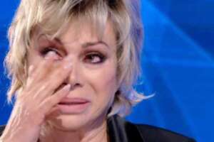 Carmen Russo si sente male in diretta, programma sospeso “troppa emozione” per scomparsa di Sandra Milo: ma Corinne Clery chiarisce cosa è successo