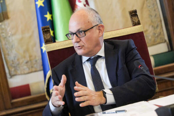 Elezioni, a Roma il conteggio delle schede è ancora bloccato. Indecifrabili 78 sezioni e spunta un retroscena sul bug informatico Elezioni, a Roma il conteggio delle schede è ancora bloccato. Indecifrabili 78 sezioni e spunta un retroscena sul bug informatico