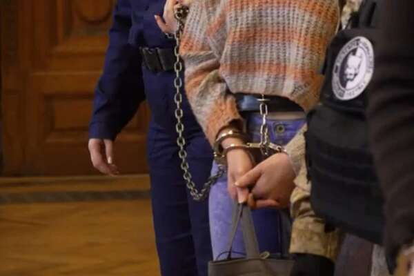 Ilaria Salis, chi sono i due tedeschi coimputati nel processo. L’uomo si dichiara colpevole: faceva parte della ‘banda del martello’