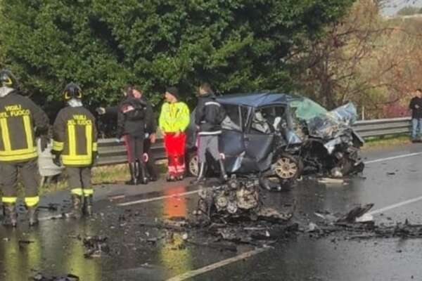 Incidente in Calabria, morti quattro giovani: schianto frontale tra auto, un ferito grave