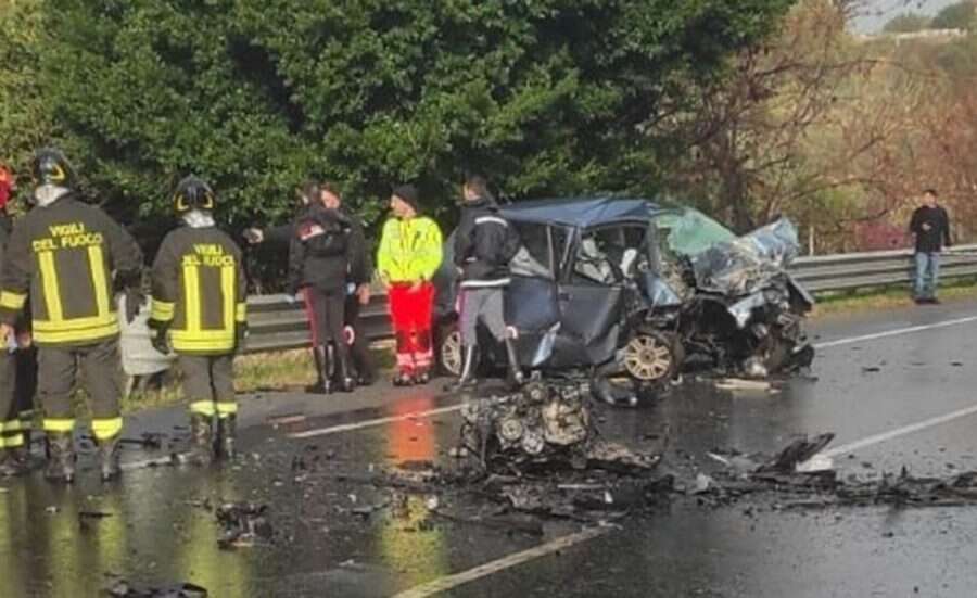 Incidente in Calabria, morti quattro giovani: schianto frontale tra auto, un ferito grave