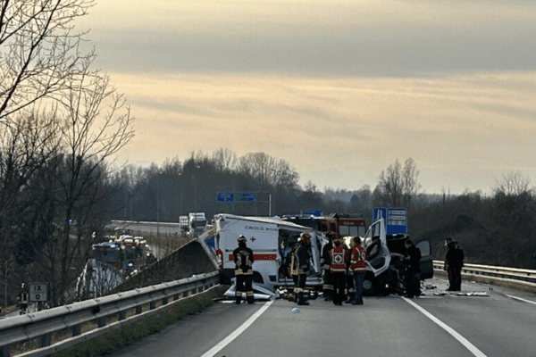 Incidente mortale a Pordenone, coinvolta un’ambulanza della Croce Rossa: tre morti