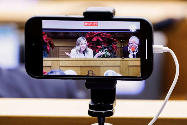 Quaranta domande per Giorgia Meloni. E le risposte provocano reazioni contrapposte