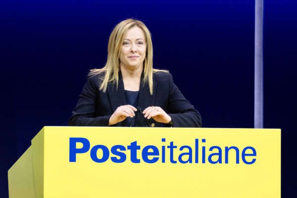 Privatizzazione Poste Italiane, così il governo Meloni svende i “gioielli di famiglia” per fare cassa