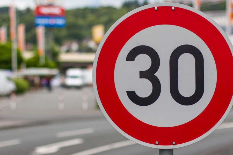 Giusto il limite di 30 chilometri orari nelle strade urbane?