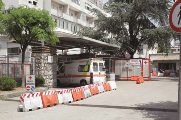 Il padre picchia la madre, figlio tenta di darsi fuoco nel parcheggio dell’ospedale: “Fatemela vedere”