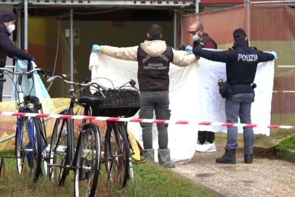 Mamma si lancia nel vuoto con la figlia, le accuse a marito e genitori: “Guardi solo il cellulare, mio padre violento, nonno orripilante”