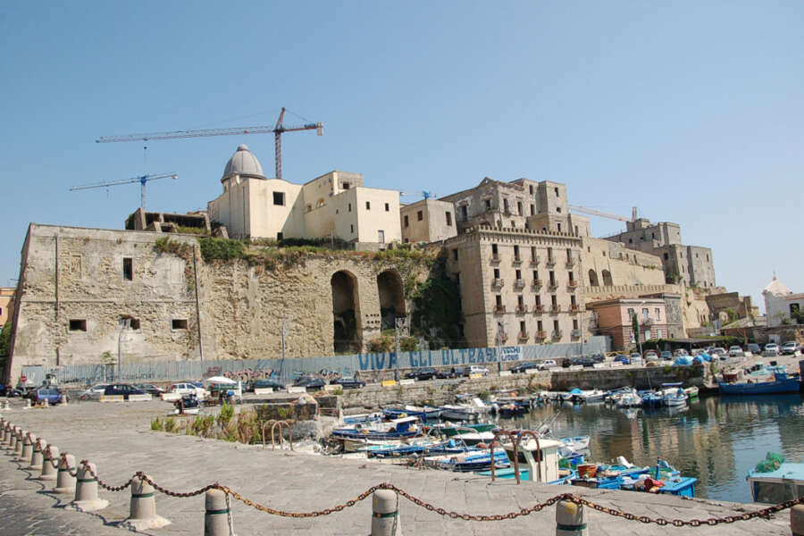 Rione Terra, indagine su appalti e corruzione a Pozzuoli: arrestati l’ex sindaco Figliolia e il dirigente dem Oddati