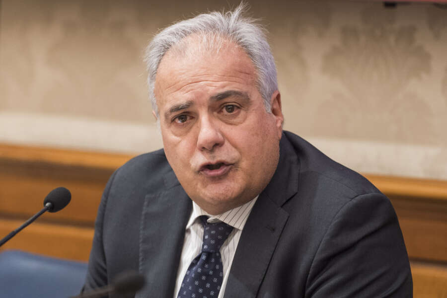 Ilaria Salis, il padre sarà ricevuto dall’ambasciatore italiano. La critica: “Ha trovato del tempo tra un party e l’altro”