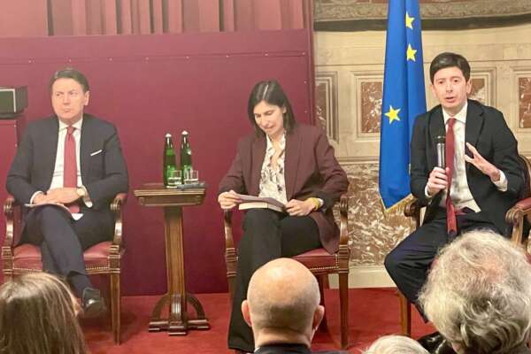 Tra Conte e Schlein cala il gelo: “Bellicisti”. “Noi però tra Trump e Biden sapremmo scegliere”