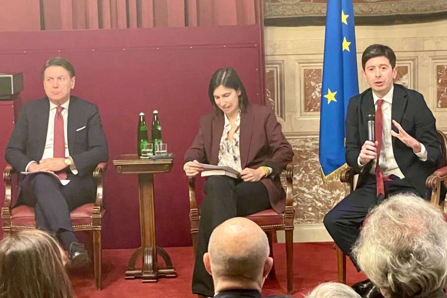 Tra Conte e Schlein cala il gelo: “Bellicisti”. “Noi però tra Trump e Biden sapremmo scegliere”