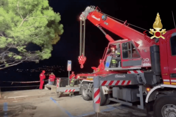 Auto finisce nel Lago di Como, morti uomo e donna: il parcheggio a pochi metri dalla ringhiera, poi la tragedia