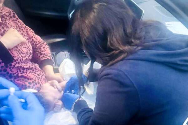 Troppo traffico, Gaia nasce nel parcheggio della clinica Villa Fiorita: “Mamma e figlia stanno bene”