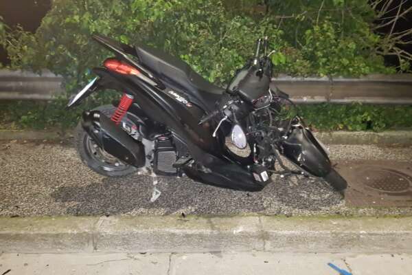 Scooter contro palo della luce, ragazzo di 17 anni muore a Napoli
