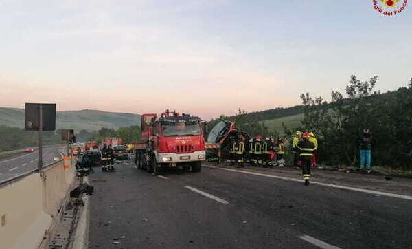 Bus carico di studenti sbanda ed esce di strada a Baragiano ‘tutto per evitare frontale con un’auto’
