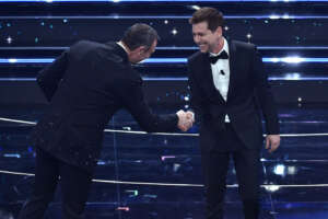 Chi è Claudio Gioè, la relazione con la giovanissima Pilari Fogliati e il ruolo in Màkari: l’ospite della finale di Sanremo 2024