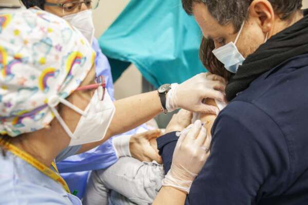 Febbre Dengue, mal di testa e vomito: sintomi assenti nei bambini anche se infetti “ho avuto il virus ma soffro ancora molto”