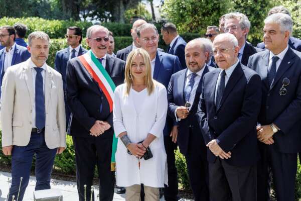 Est modus in rebus. De luca e Meloni si insultano come all’asilo | L’editoriale di Matteo Renzi