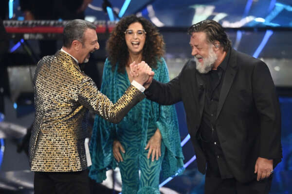 Russell Crowe with Amadeus and Teresa Mannino during the 74th edition of the SANREMO Italian Song Festival at the Ariston Theatre in Sanremo, northern Italy – Thursday, FEBRUARY 8, 2024. Entertainment. (Photo by Marco Alpozzi/LaPresse)