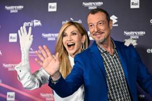 Lorella Cuccarini uguale dagli anni ’90 il segreto sono i ‘dolci come premio’. Tutto quello che mangia oltre al “riso che sazia”: la dieta che non ti aspetti per il vestito di Sanremo 2024