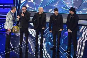 Geolier fischiato a Sanremo, vince la serata cover ma l’Ariston disapprova il voto finale