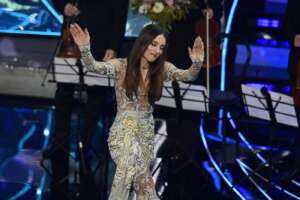 Angelina Mango canta il papà a Sanremo e commuove gli italiani: “Ha vinto il Festival” Angelina Mango canta il papà a Sanremo e commuove gli italiani: “Ha vinto il Festival”