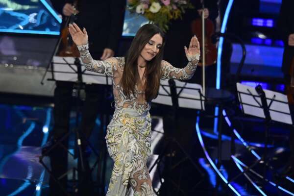 Angelina Mango canta il papà a Sanremo e commuove gli italiani: “Ha vinto il Festival”