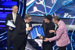 President of the Liguria Region Giovanni Toti and president of the Sanremo City Council Alessandro Il Grande reward Geolier who wins the fourth episode of the Sanremo Festival .during the 74th edition of the SANREMO Italian Song Festival at the Ariston Theatre in Sanremo, northern Italy – Friday, FEBRUARY 9, 2024. Entertainment. (Photo by Marco Alpozzi/LaPresse)
 