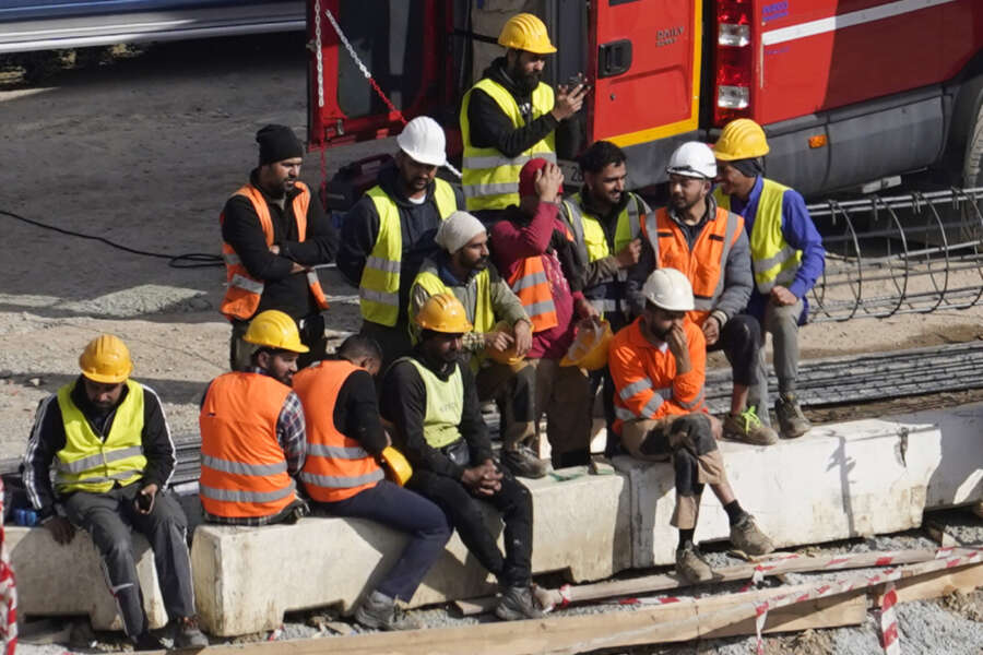 foto Marco Bucco/LaPresse
16 Febbraio 2024 – Firenze, Italia
Cronaca
Incidente sul lavoro nel cantiere del nuovo centro commerciale Esselunga,
almeno 3 operai morti tra le vittime
Nella foto : il cantiere luogo dell’incidente, gli operai del cantiere osservano i soccorsi


photo Marco Bucco/LaPresse
February 16, 2024 – Florence, Italy
News
Work accident at the construction site of the new Esselunga shopping center,
at least 3 workers dead among the victims
In the photo : the construction site scene of the accident