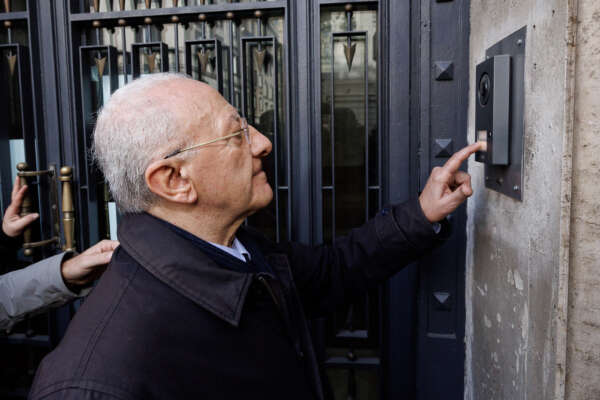 Foto Roberto Monaldo / LaPresse
16-02-2024 Roma
Politica
Manifestazione dei sindaci e degli amministratori locali del sud contro la legge sull’autonomia differenziata
Nella foto Il Governatore della Campania Vincenzo De Luca citofona al ministero della Coesione

16-02-2024 Rome (Italy)
Politics
Demonstration of mayors and local administrators of southern Italy against the law on differentiated autonomy
In the pic Vincenzo De Luca