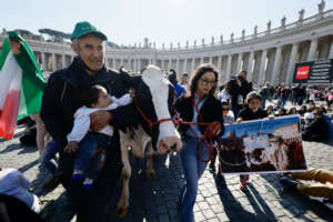 Foto Cecilia Fabiano/LaPresse 18 febbraio 2024 Città del Vaticano – Cronaca – Protesta dei Trattori : la mucca Ercolina portata a San Pietro per la benedizione papale Nella foto: gli agricoltori a San Pietro con Ercolina 

February 18, 2024 Vatican City –  news – Tractor Protest ,  farmers carryng  ErcolinIn caw at St Peter’s square during Angelus In the photo: the farmers and the caw