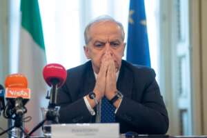 Piantedosi e la favola del Governo sui Cpr: “Non funzionano perché vandalizzati dai detenuti”